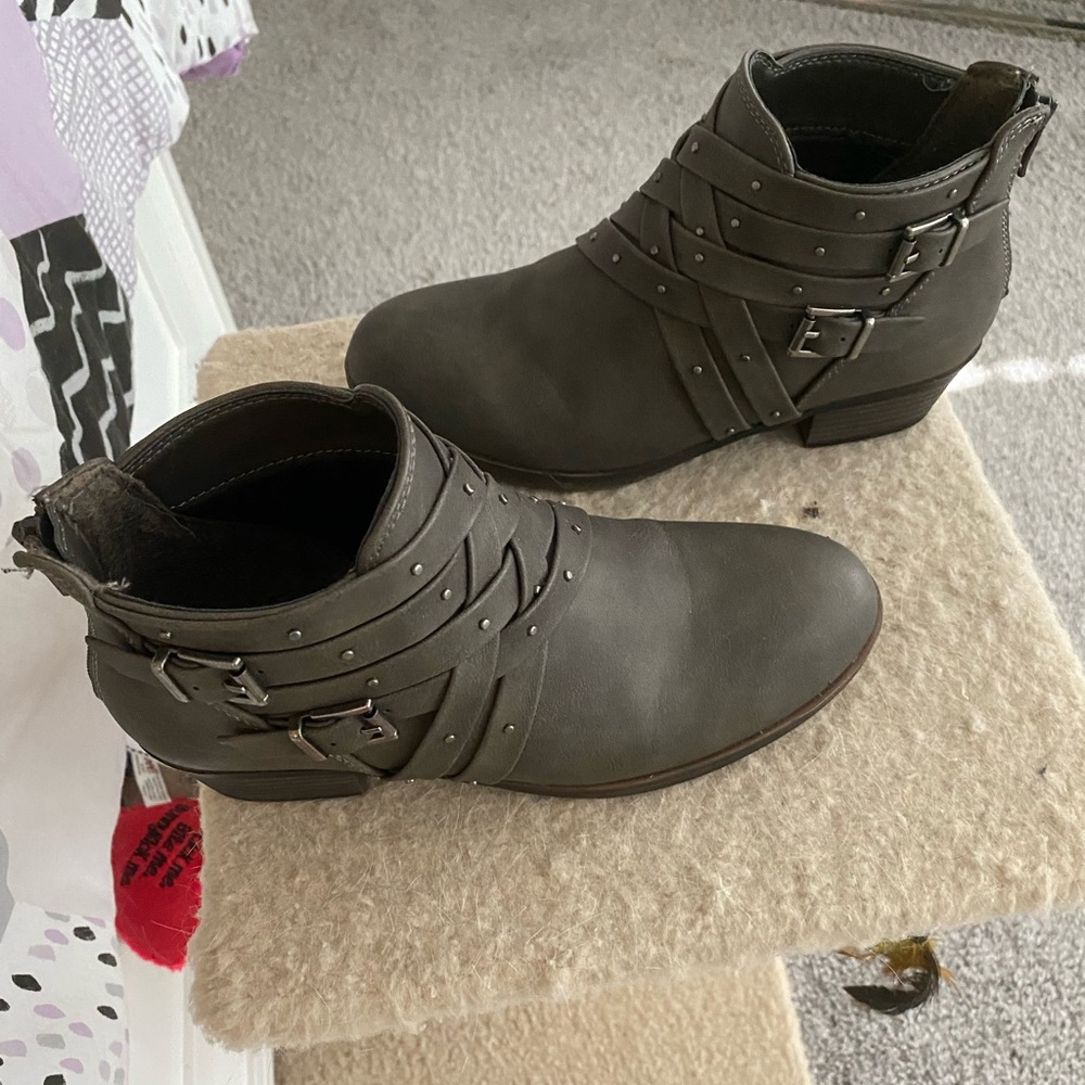 Like new, worn twice. Super comfortable and cute. One-half inch heel